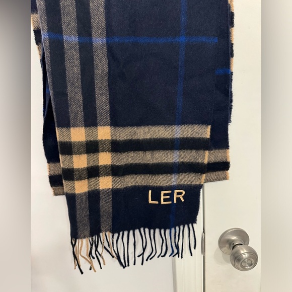 Burberry classic check cashmere scarf - Picture 3 of 4